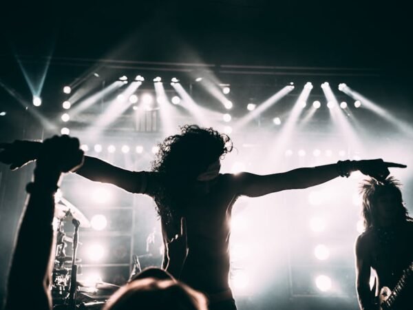 ৩০ বছর পর প্যারিসে কনসার্ট করতে আসছে Def Leppard